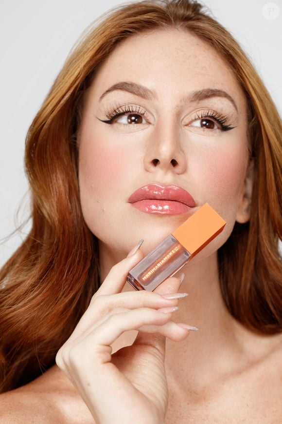 Mari exibe lançamento de gloss icônico em 2023