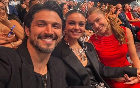 Romulo Estrela, Sophie Charlotte e Grazi Massafera, os protagonistas de 'Três Graças', sentaram lado a lado no show de 60 anos da Globo