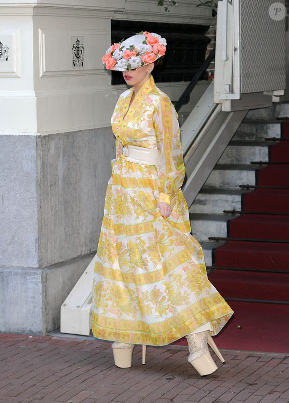 Com o álbum Artpop e projetos paralelos no jazz ao lado de Tony Bennett, Gaga começou a explorar uma estética mais refinada