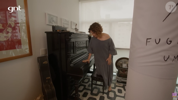 A casa de Isabel Teixeira virou assunto nas redes após a atriz mostrar relíquias herdadas da família e explicar como mantém viva a conexão com o avô jornalista e com a avó pianista clássica através dos objetos espalhados pelo apartamento