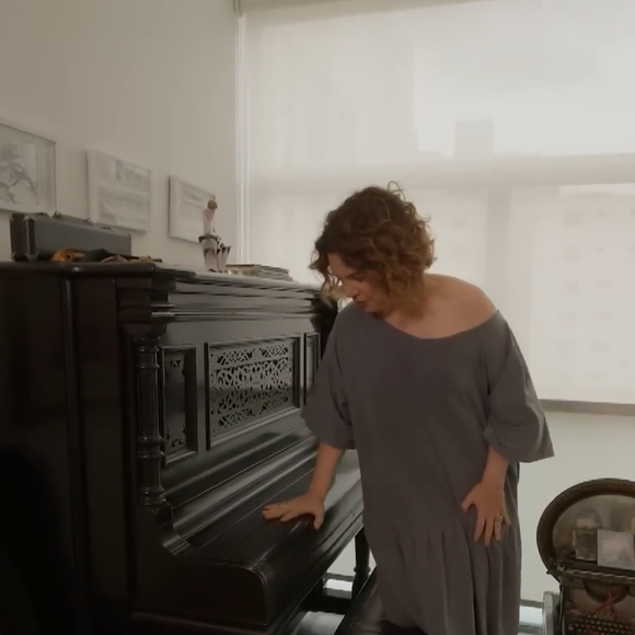A casa de Isabel Teixeira virou assunto nas redes após a atriz mostrar relíquias herdadas da família e explicar como mantém viva a conexão com o avô jornalista e com a avó pianista clássica através dos objetos espalhados pelo apartamento