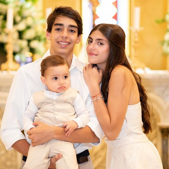 Os escolhidos para apadrinhar Rafael foram Luca e Isabella, filhos de Caroline com o ex-jogador Kaká e irmãos mais velhos do pequeno