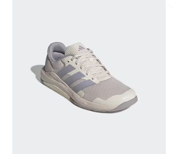 Com preço de R$ 499,99 no site da Adidas, até o fechamento da matéria, o Dropset Base aposta na tonalidade cinza para quem prefere tênis esportivos discretos. A cor lembra a pelagem do animal coala e permite criar combinações com diferentes peças do guarda-roupa fitness, enquanto a construção do modelo é direcionada aos exercícios de força