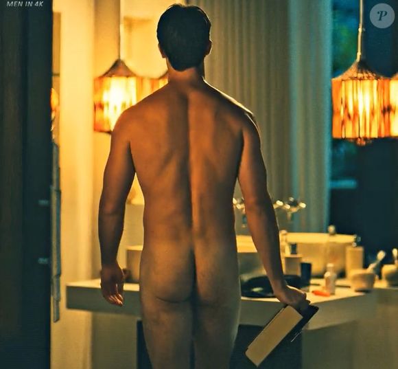 Patrick Schwarzenegger, então, deixa à mostra seu bumbum para a cena