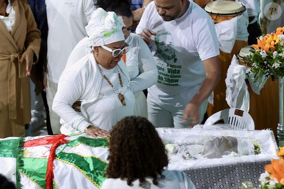 Velório de Arlindo Cruz está acontecendo neste sábado (07), na quadra do Império Serrano, no Rio de Janeiro