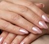 O rosa metalizado atualiza a manicure delicada com um acabamento brilhante que capta a luz e deixa as unhas mais luminosas. A proposta combina feminilidade, modernidade e sofisticação sem recorrer a cores excessivamente chamativas
