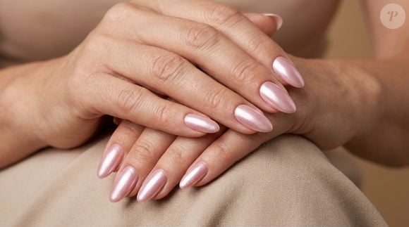 O rosa metalizado atualiza a manicure delicada com um acabamento brilhante que capta a luz e deixa as unhas mais luminosas. A proposta combina feminilidade, modernidade e sofisticação sem recorrer a cores excessivamente chamativas