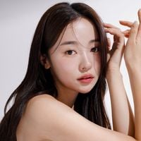 Minha amiga coreana me ensinou: esse óleo natural acaba com cabelos brancos e recupera a cor dos fios sem químicas