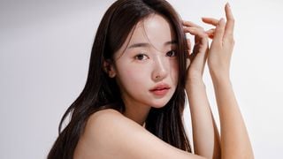 Minha amiga coreana me ensinou: esse óleo natural acaba com cabelos brancos e recupera a cor dos fios sem químicas