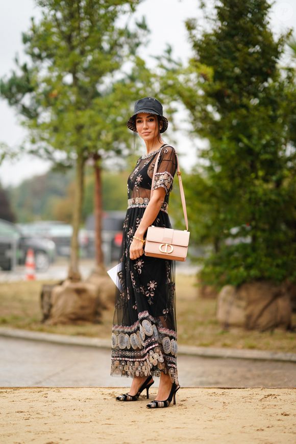 Look para primavera com floral: este vestido preto com estampa e transparência fica lindo com bucket hat