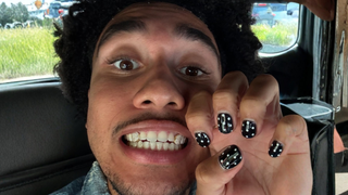 Estou obcecado pelas unhas do jogador da NBA: com 1,91m, 22 anos e atleta do Oklahoma City Thunder, ele tem as 'nail arts' tendência que já quero copiar em 2026