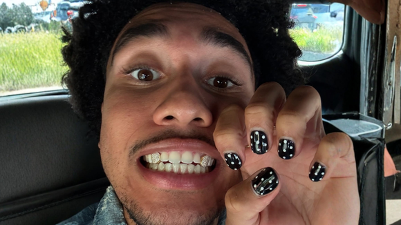 Estou obcecado pelas unhas do jogador da NBA: com 1,91m, 22 anos e atleta do Oklahoma City Thunder, ele tem as 'nail arts' tendência que já quero copiar em 2026