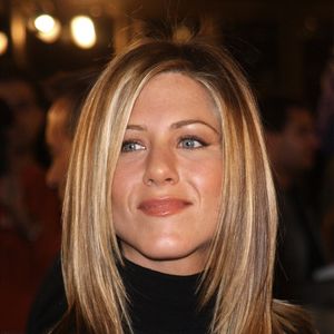 O penteado de Jennifer Aniston nas últimas temporadas de "Friends" é citado como referência de camadas mais longas, enquanto o visual das primeiras temporadas tinha características diferentes