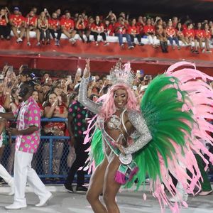 Cabelo rosa no carnaval: Rainha de bateria Evelyn Bastos, da Mangueira, usou um lace com a cor no enredo de 2022 que homenageava Cartola, Jamelão e Delegado, três ícones da Estação Primeira