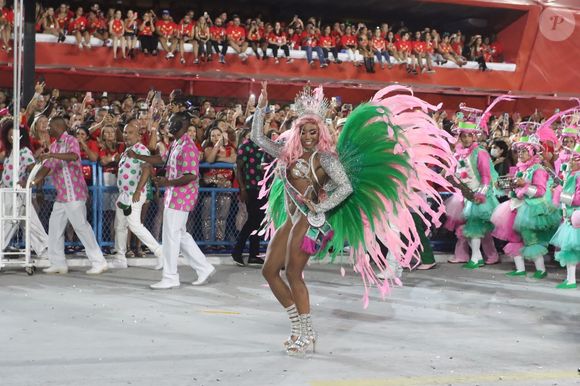 Cabelo rosa no carnaval: Rainha de bateria Evelyn Bastos, da Mangueira, usou um lace com a cor no enredo de 2022 que homenageava Cartola, Jamelão e Delegado, três ícones da Estação Primeira