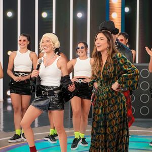 Antes da performance principal, o “Show de Calouros” recebeu novos talentos em apresentações variadas, incluindo samba de gafieira e números de humor.