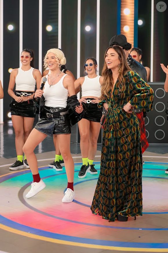 Antes da performance principal, o “Show de Calouros” recebeu novos talentos em apresentações variadas, incluindo samba de gafieira e números de humor.