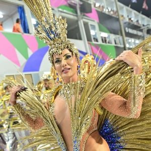 Rainha da Acadêmicos de Niterói, Vanessa Rangeli é consultora fitness