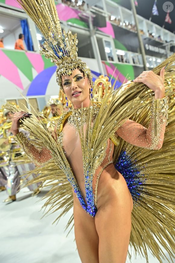 Rainha da Acadêmicos de Niterói, Vanessa Rangeli é consultora fitness