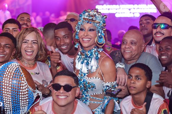 Sabrina Sato fez fotos com os integrantes da Vila Isabel em noite de samba na escola