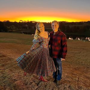 Vestido cheio de estilo foi aposta de Angélica para festa junina ao lado de Luciano Huck em outro ano