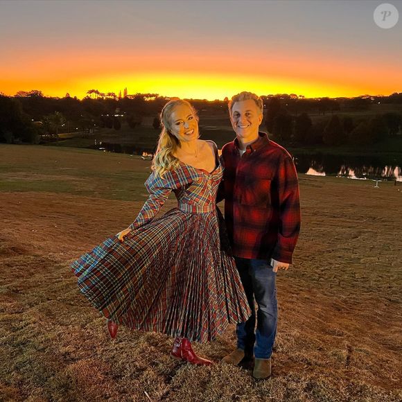 Vestido cheio de estilo foi aposta de Angélica para festa junina ao lado de Luciano Huck em outro ano