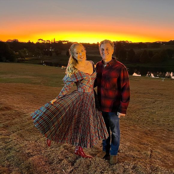 Vestido cheio de estilo foi aposta de Angélica para festa junina ao lado de Luciano Huck em outro ano