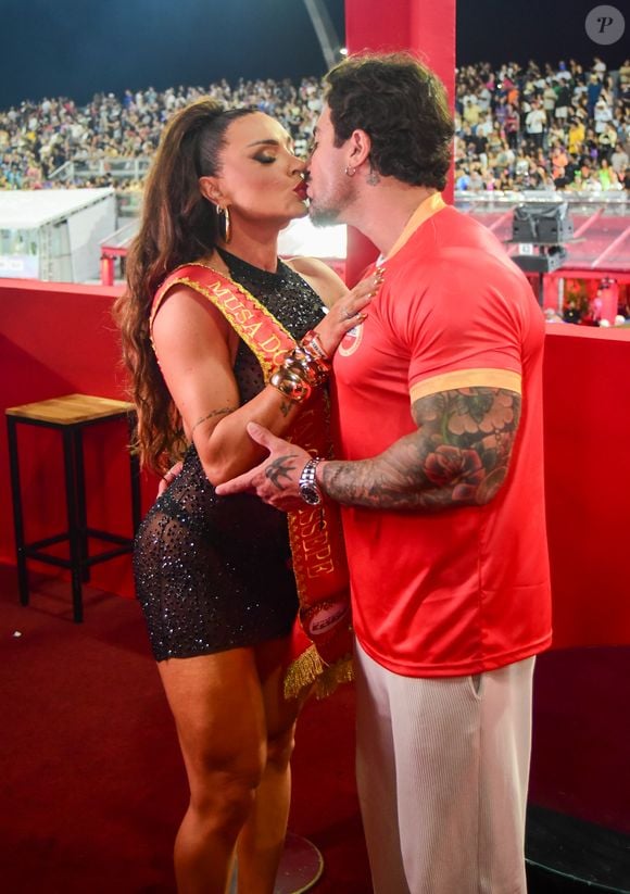 Carnaval 2026: rainha de bateria da Barroca Zona Sul, Juju Salimeni voltou a trocar beijos com o noivo, Diogo Basaglia, dessa vez em camarote no Anhembi