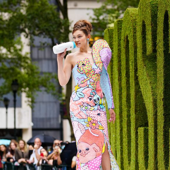 Gigi Hadid para Moschino 2021: patchwork, pelúcia e infância em perfeita harmonia