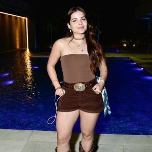 Para quem gosta de ousar, o look monocromático em tons de marrom, do chocolate ao caramelo, garante elegância imediata.