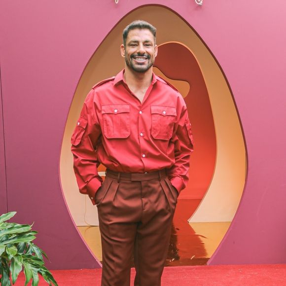 Cauã Reymond lembrou que deu primeiro beijo aos 12 e irritou outra colega de escola: 'Não quis mais ficar comigo porque soube que eu tinha beijado a outra.'