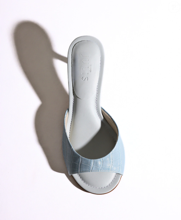 A Julis aposta no azul claro para atualizar o clássico tamanco, enquanto o acabamento croco reforça a inspiração vintage do modelo de R$ 299,90