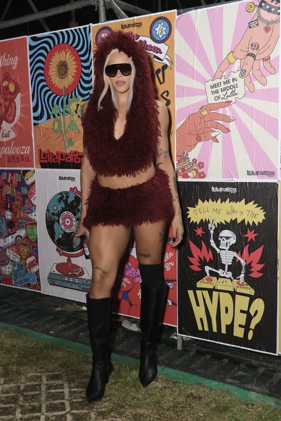 Lollapalooza Brasil 2025: Pabllo Vittar, depois de cantar, curtiu o evento com um look de top com capuz e minissaia