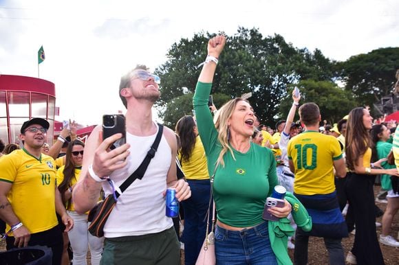 Depois do apito final, Sheila Mello celebrou a classificação do Brasil para as oitavas de final, em uma tarde marcada por emoção e muito verde e amarelo