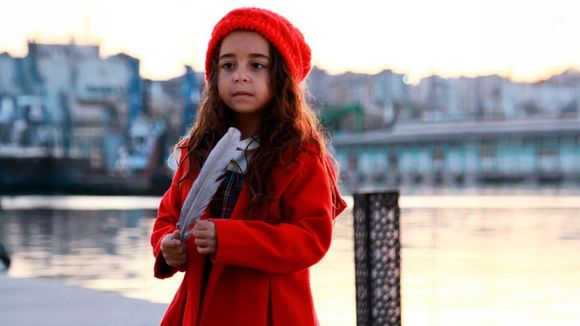 Melek é agredida pela mãe e pelo padrasto no primeiro capítulo da novela 'Mãe'