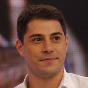 Evaristo Costa rebateu uma internauta que questionou a orientação sexual do jornalista