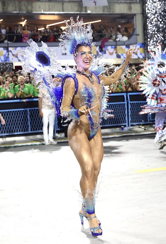 Lore Improta escorregou enquanto desfilava, mas rapidamente se levantou e continuou sambando com o apoio da arquibancada, que aplaudiu sua recuperação