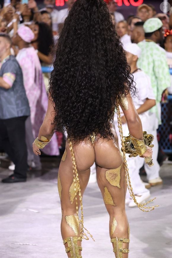 Rainha de bateria da Mangueira, Evelyn Bastos já foi jogadora de basquete e se formou em História