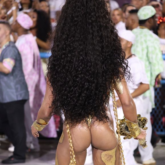 Rainha de bateria da Mangueira, Evelyn Bastos já foi jogadora de basquete e se formou em História