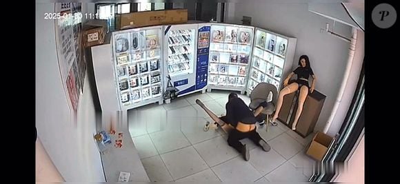 Isso estava no contrato? Segurança de sex shop surpreende ao ‘testar’ mercadoria!