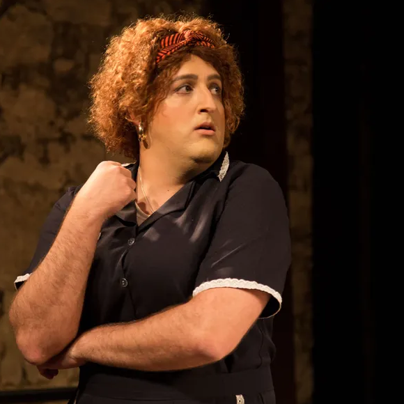 Bernardo Schlegel viveu uma mulher na peça 'Crimes Delicados', em 2017