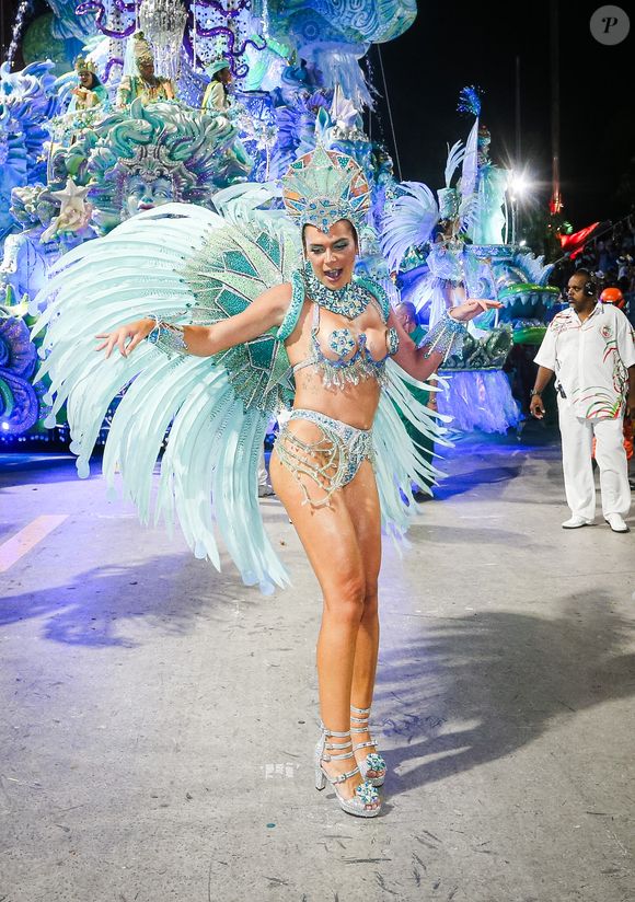 Musa da Grande Rio, Mariana Goldfarb surgiu em fantasia azul esverdeada