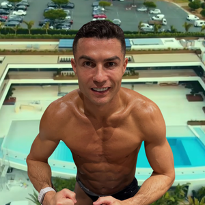 Com 12 mil m², a nova mansão de R$ 385 milhões de Cristiano Ronaldo, convocado para a Copa do Mundo 2026, impressiona com piscina gigante de borda curva e arquitetura que lembra um shopping