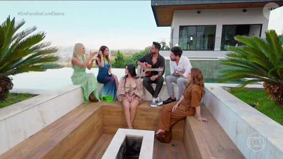 Próximo à piscina, Maiara e Maraisa fizeram uma área gourmet com espaço para fogueira, onde recebem amigos com muita música
