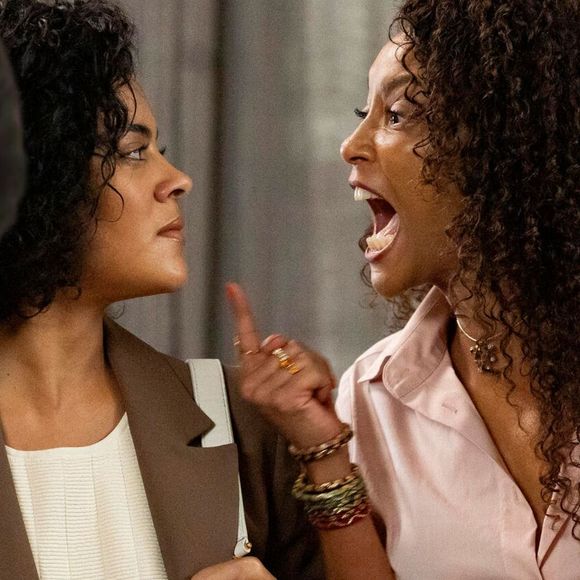 Afonso (Humberto Carrão) fica em silêncio após ouvir verdades sobre Maria de Fátima (Bella Campos)